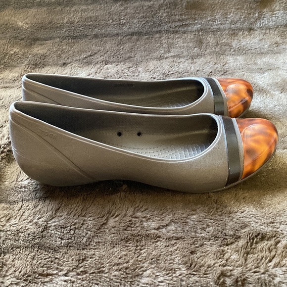 CROCS Sz 10 Tortoise Cap Toe Flats - Picture 3 of 10